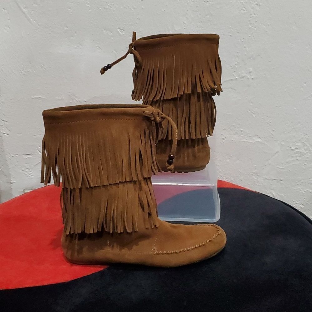 Minnetonka 2 Layer Fringe Boots in Brown Size 6